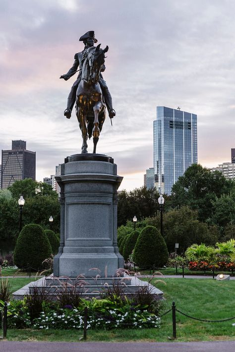 Boston Public Garden Boston Massachusetts  Travel Photography with Aesthetic and City Life #bostonTravelphotography #bostonphotography #downtownbostonphotography #bostonmassachusettsphotography #bostonpictures #bostonphotographyideas #bostonphotographywinter #bostonnightphotography #bostonskylinephotography #Seaportboston #bostonseaportdistrict #wanderlust #wanderlustboston #fallbostonphotography #summerbostonphotography #travel #americancity #massachusetts #newenglandtravel #massachusettstravel Fall Manifestation, Boston Skyline Painting, Boston City Aesthetic, Boston Massachusetts Travel, Public Garden Architecture, Boston Massachusetts Photography, Boston In The Fall, Massachusetts Aesthetic, Boston Pictures