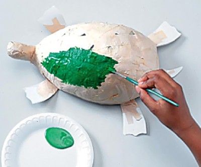 Balloon Turtles!  I can see making masks this way too. Paper Mache Tortoise, Ocean Art Projects, Turtle Crafts, Kindergarten Projects, Turtle Sculpture, Spring Kids, Sea Turtle Art, Paper Mache Animals, Paper Mache Crafts