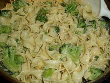 broccoli and egg noodles recipe. I will try with veggie broth in place of chicken broth Egg Noodles Recipe, Cheese Broccoli, Noodle Dinner, Egg Noodle Recipes, Veggie Broth, Pasta Meals, Noodle Recipes Easy, Food Meals, Noodle Casserole