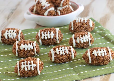 Rice Krispie Treat Footballs Super Bowl Desserts, Super Bowl Cupcake, Bowl Desserts, Super Bowl Cookies, Football Desserts, Superbowl Desserts, Football Cookies, Bowl Party Food, Rice Krispie Treats