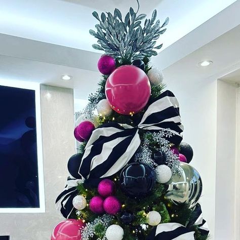 Decorated Trees, Black Christmas Trees, Holiday Home Decor, Christmas 2024, Xmas Tree, Pink Aesthetic, Holiday Home, Christmas Lights, Christmas Time