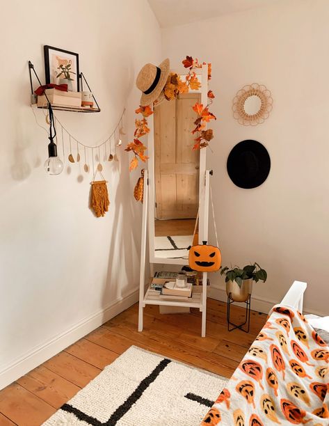 Amazon Autumn Decor Favourites Fall Room Ideas, Dekorasi Halloween, Halloween Bedroom Decor, Autumn Room, Fall Room, Fall Room Decor, Fall Bedroom Decor, Halloween Bedroom, Holiday Room