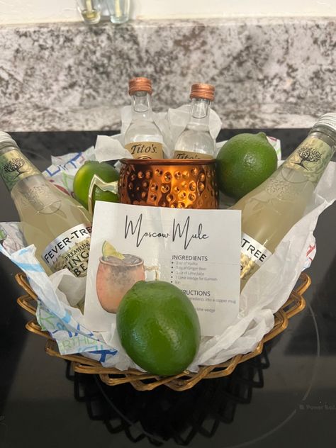 Alcohol Hostess Gifts, Moscow Mule Gift Basket Diy, Birthday Alcohol Gift Ideas, Moscow Mule Basket, Tequila Gift Basket Ideas, Alcohol Gift Basket Ideas, Cocktail Basket, Prizes For Adults, Mule Gift Basket