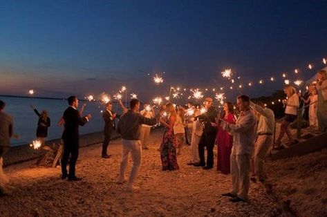 18 Photos That Prove Sparklers Are A Must At Your Wedding Travel Inspired Wedding, Beachy Chic, Beach Party Outfits, Beach Party Decorations, Wedding After Party, Beach Bonfire, Wedding Sparklers, Beach Night, Friends Wedding