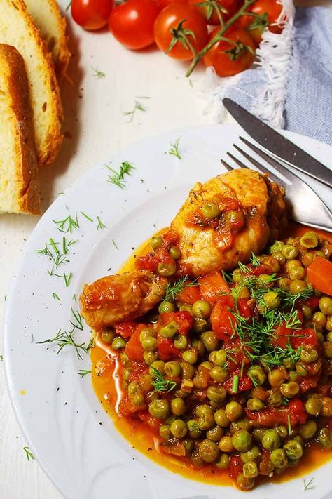 Chicken With Peas, Chicken And Peas, Greek Chicken Breast, Chicken Drums, African Foods, Peas And Carrots, Cauliflower Dishes, Seasonal Salad, Mediterranean Lifestyle