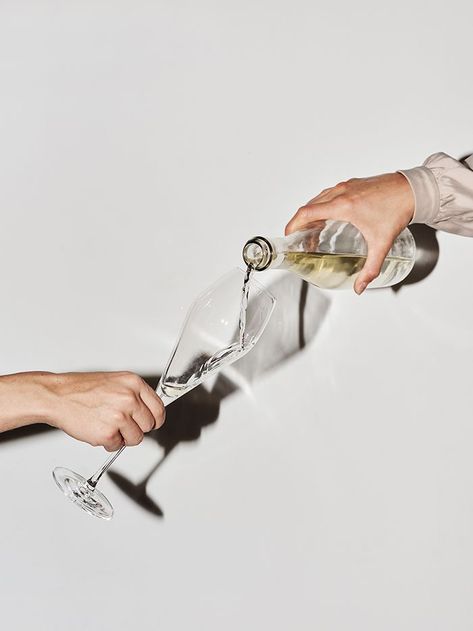 People Drinking Wine Photography, White Wine Photography, Pouring Drink, Pouring Champagne, Wine Picture, Women Drinking, People Drinking, Pouring Wine, Vodka Shots