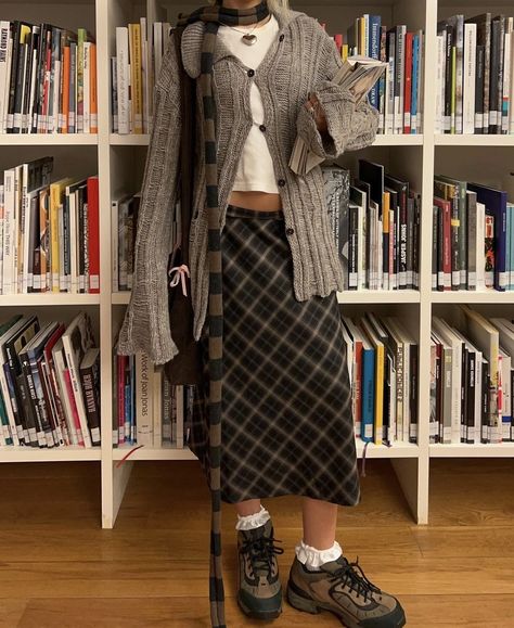 Long Black A Line Skirt Outfit, Fall Outfits With Midi Skirts, Sweater With Maxi Skirt, Midi Plaid Skirt Outfit, Plaid Maxi Skirt Outfit, Plaid Midi Skirt Outfit, Midi Skirt Outfit Fall, Midi Skirt Outfit Winter, Plaid Skirt Outfit