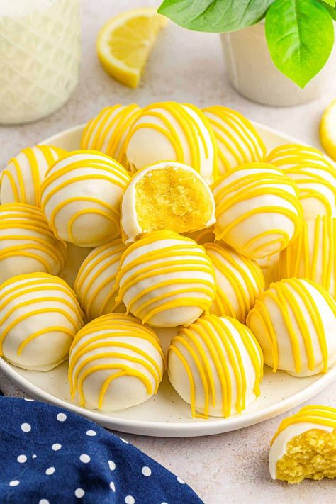 Lemon Cake Balls Recipe, Lemon Cake Pops Recipe, Lemon Cake Balls, Lemon Cake Bites, Cake Bites Recipe, Bake Sale Desserts, Lemon Cake Mix Recipe, Delicious Lemon Cake, Lemon Truffles