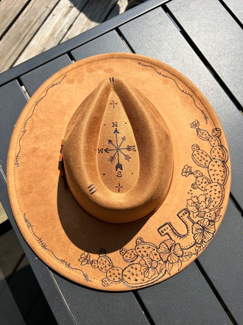 Tattooed wood burner hat fedora detailed hat Wood Burning Felt Hats Diy, Custom Fedora Hat Ideas, Burn Hat Design, Western Burnt Hats, Burned Felt Hat Design, Woodburn Felt Hat, Burnt Western Hats, Cowboy Hat Burn Design, Burned Hat Design