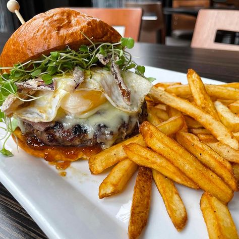 Sink your teeth into perfection this National Hamburger Day with a Wagyu burger. Keep it simple or try something magical, like Fleetwood does with their Wagyu brunch burger. Indulge in every savory bite! 🍔🥩✨ #NationalHamburgerDay #ElevateYourBeef�.® Wagyu Ground Meat Recipes, Wagyu Burger Recipe, Wagyu Ground Beef Burger Recipe, A5 Wagyu Steak, Wagyu Burger, Brunch Burger, A5 Wagyu, Keep It Simple, Healthy Dinner