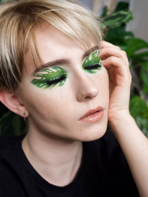 Green Leaf Makeup, Plant Themed Makeup, Plant Eyeliner, Plant Makeup Looks, Fragile Costume, Leaf Eye Makeup, Vine Makeup, Leaf Makeup, Mothers Makeup