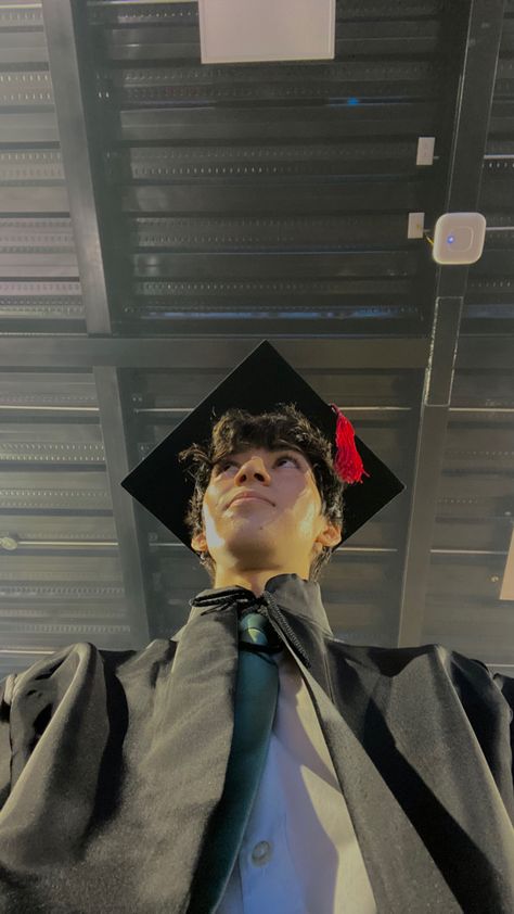 Graduation guy Graduation Boy Pictures, Graduation Day Aesthetic, Graduation Asthetic Photos, Male Graduation Outfit, Graduacion Aesthetic, Graduation Photos Aesthetic, University Graduation Aesthetic, Graduation Pictures For Boys, Boy Graduation Pictures