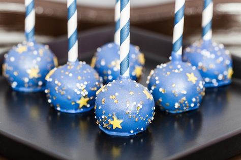 Space Birthday Desserts, Galaxy Themed Desserts, Galaxy Cakepops, Toddler Space Birthday Party, Space Theme Desserts, Space Food Party, Space Themed Foods, Moon Shaped Food, Moon Themed Food