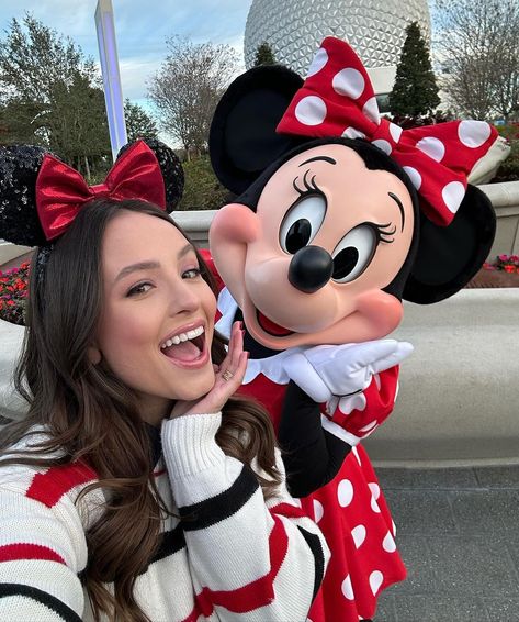 Larissa Manoela (@larissamanoela) • Instagram photos and videos Disney Picture Ideas Instagram, Disneyland Orlando, Disney Family Outfits, Disney Poses, Disney Picture Ideas, Disney Trip Outfits, Disneyland Photos, Disney Photo Ideas, Disney Paris