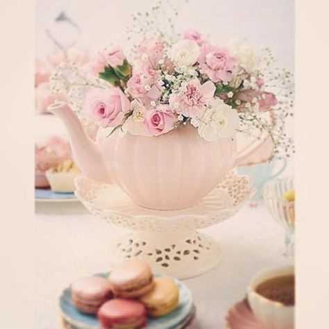 Flowers always puts a smile on my face X Baby Shower Centerpiece Ideas, Tea Party Bridal Shower Decorations, Boho Baby Shower Decorations, Teapot Centerpiece, Baby Shower Decoration Ideas, Tea Party Theme, Instagram Flowers, Baby Shower Decoration, Unique Centerpieces