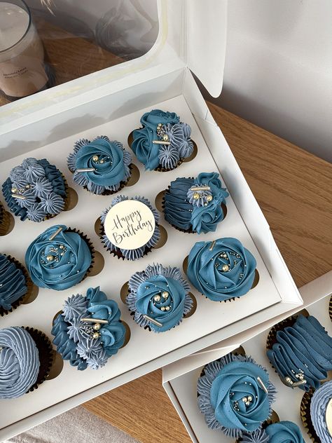 20th Birthday Cupcakes For Him, Dark Blue Birthday Cake For Men, Blue Cupcake Designs, Blue Cupcakes For Men, Blue Themed Cupcakes, Boyfriend Birthday Cupcakes, Blue Cupcakes Decoration, Birthday Cupcake Decorating Ideas For Men, Male Birthday Cupcakes