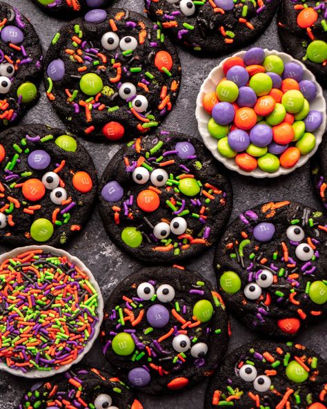 Halloween Cookies With Sprinkles, Halloween Cupcakes With Sprinkles, Cute Spooky Treats, Halloween Stuffed Cookies, Halloween Brownie Cookies, Spooky Cookies Easy, Halloween Crumble Cookies, Halloween Custom Cookies, Halloween Eyeball Cookies