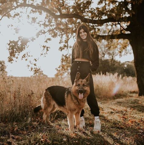 Family Dog Pictures, Fall Dog Photos, Dog Owner Photoshoot, Dog Family Pictures, Pet Photography Poses, Dog Photography Poses, Dog Foto, Foto Cowgirl, Photos With Dog