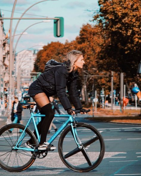 Bikes For Women, Urban Bike Style, Bicycle Chic, Female Cyclist, Urban Bike, Road Bike Women, Fixie Bike, Cycling Touring, Bicycle Women