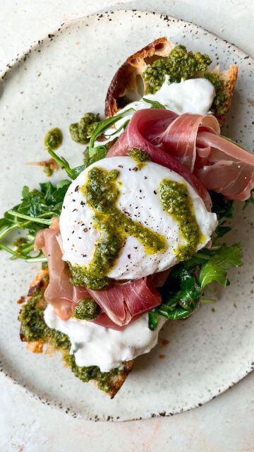 Burrata Egg Toast, Italian Food Breakfast, Cruskits Toppings, Breakfast Burrata, Italian Brunch Ideas, Pretty Toast, Prosciutto Breakfast, Breakfast Plating, Italian Toast