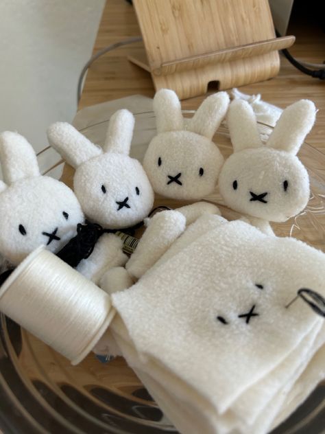 DIY miffy bunny made from fleece, emroidery thread and ribbon. Miffy Crafts, Miffy Sewing Pattern, Miffy Diy, Miffy Embroidery, Miffy Hand Warmer, Fleece Bunny, Just Dutch Miffy Keychain, Bunny And Bear, Cute Sewing Projects