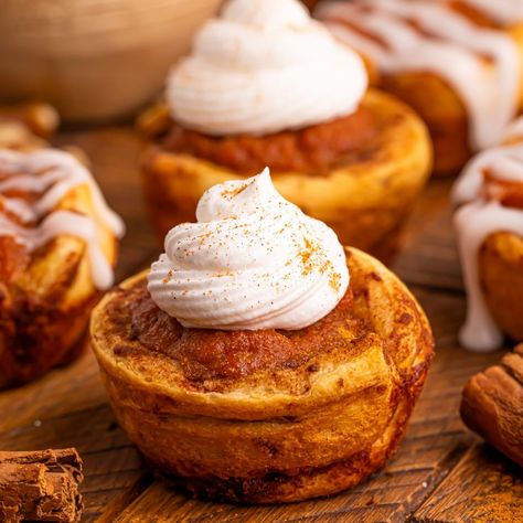 Pumpkin Pie Cinnamon Roll Cups Cinnamon Roll Cups, Cinnamon Roll Desserts, Canned Cinnamon Rolls, Fall Desserts Pumpkin, Fall Sweets, Fudge Pie, Mini Pumpkin Pies, Pumpkin Pie Mix, Pie Flavors