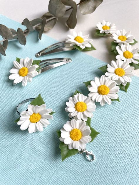 Air Dry Clay Pendants Diy, Flower Jewelry Designs, Diy Jewelry Set, Clay Keychain, Polymer Clay Flower Jewelry, Diy Bead Embroidery, Polymer Clay Jewelry Tutorials, Handmade Clay Jewelry, Paper Flower Crafts