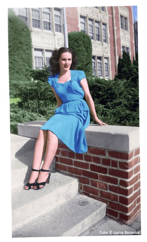 Elizabeth Short aka The Black Dahlia in 1946 shortly before her mysterious murder, b&w photo taken in front of Marshall High School in Hollywood CA, colorized by Louise Baranoski. The Black Dahlia, John Marshall, Black Dahlia, 1940s Fashion, Mug Shots, Historical Photos, Dahlia, Graduation Dress, Just In Case