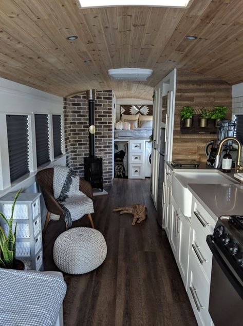 Couple turned an old school bus into a cozy home on wheels - Living in a shoebox School Bus Tiny House, School Bus Camper, School Bus House, Old School Bus, Bus Living, Bus House, Home On Wheels, Camper Living, Van Home