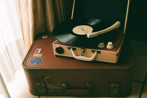 vinil Pink Crafts, Old Music, Record Players, Dark Academia Aesthetic, Music Aesthetic, Beautiful Mind, Record Player, Twitter Header, Old Money