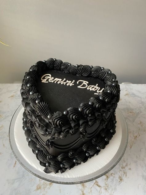 Gemini black birthday heart cake Black Gemini Cake, Aesthetic Bday Cakes Black, Gemini Birthday Cake Ideas, Birthday Cake Gemini, Black Pisces Cake, Gemini Cake Aesthetic, Gemini Heart Cake, Gemini Szn, Gemini Cake Birthday