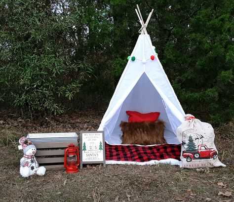 Teepee Christmas Photo Shoot, Christmas Teepee Photoshoot, Christmas Photo Set Up Outdoor, Daycare Photos, Christmas Teepee, Diy Christmas Pictures, Christmas Mini Shoot, Mini Photo Sessions, Valentine Photo Shoot