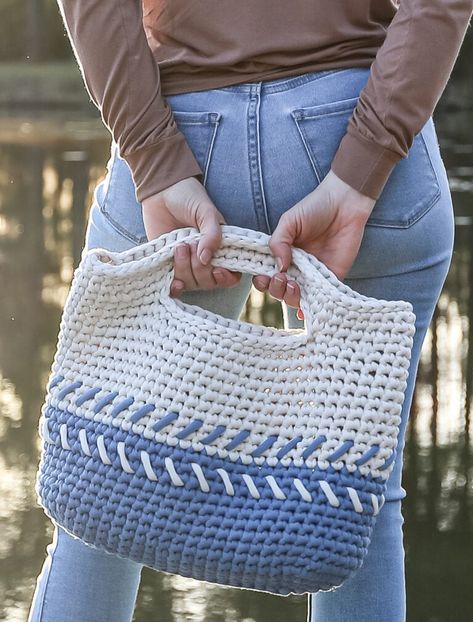 Easy Simple Free Crochet Tote Bag Pattern for Beginners - Life + Yarn Crochet Tote Bag Pattern, Purse Patterns Free, Tote Crochet, Tote Bag Pattern Free, Crochet Market, Free Crochet Bag, Handbags Patterns, Crocheted Bags, Crochet Bag Pattern Free