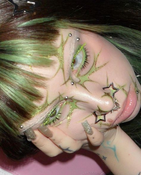 Pretty Alien Makeup, Alien Core Makeup, Green Face Paint Ideas, Green Alien Makeup, Alien Woman, Funky Makeup, Swag Makeup, Cool Makeup Looks, Ethereal Makeup