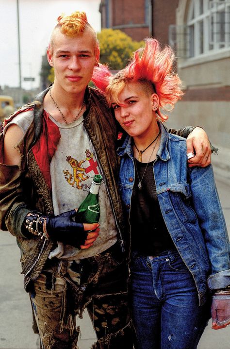 Punks Tina Tarr and her partner Dog in 1985. | A Photographer Has Painstakingly Re-Created Photos Of Young People He Took In The '70s And '80s - BuzzFeed News Punk 70s, Punks 70s, Punk Couple, Oi Punk, Punk Character, Punk 80s, Punk Mode, Punk Subculture, Garage Punk