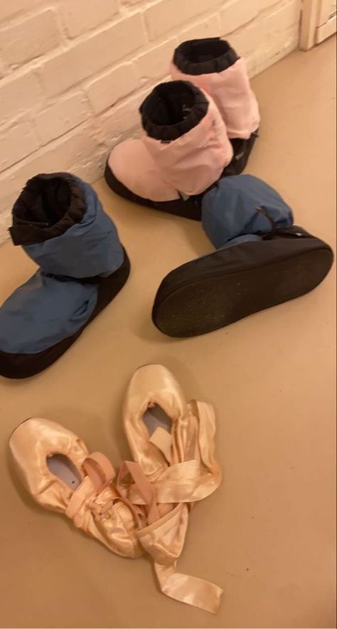 Dance Warm Up, Dancer Lifestyle, Ballet Boots, Ballet Beauty, Ballet Inspiration, Ballet Core, Ballet Clothes, Dancing Aesthetic, Ballet Class