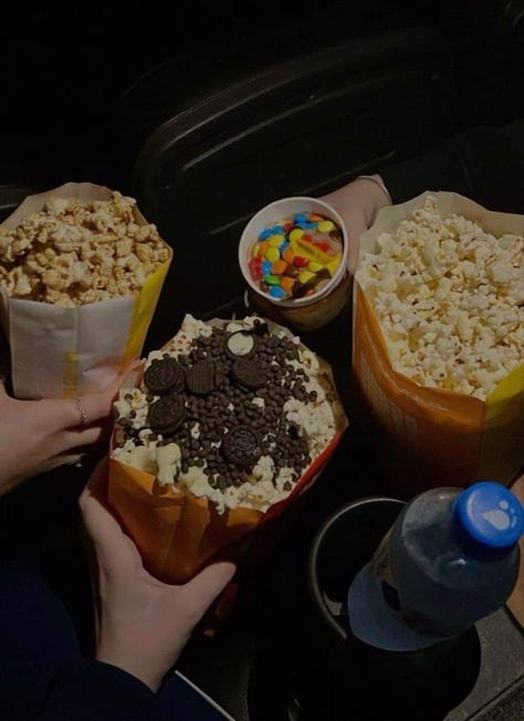 Movie Theater Snacks Aesthetic, Popcorn Aesthetic Movie, Cinema Aesthetic Popcorn, Cinema Aesthetic Friends, Movie Night Snacks Aesthetic, Movie Date Snacks, Movie Night Aesthetic Friends, Movie Theater Food, Movie Night Candy