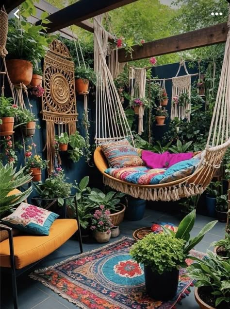 Awkward Garden Space, Urban Yard Ideas Small Spaces, Maximalist Outdoor Space, Small Garden Nook Ideas, Cozy Patio Ideas Small Spaces, Small Yard Patio Ideas, Tiny Yard Ideas, Outdoor Reading Area, Garden Reading Nook