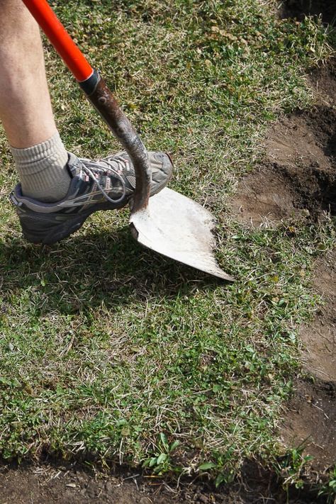 Small Brick Patio, How To Lay Pavers, Diy Patio Pavers, Terrace Building, Brick Paver Patio, Pavers Backyard, Paver Designs, Patio Layout, Brick Patio