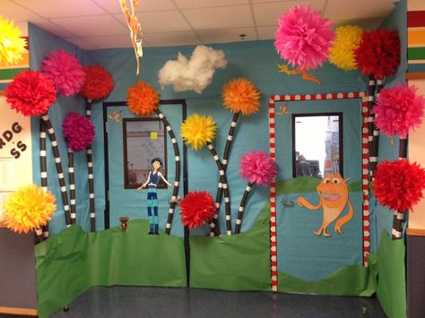 Dr Seuss Party Decorations, Dr Seuss Classroom Theme, Dr Seuss Decorations, Dr Seuss Classroom, Dr Seuss Crafts, Seuss Classroom, Seuss Crafts, Dr. Seuss, Diy Classroom Decorations