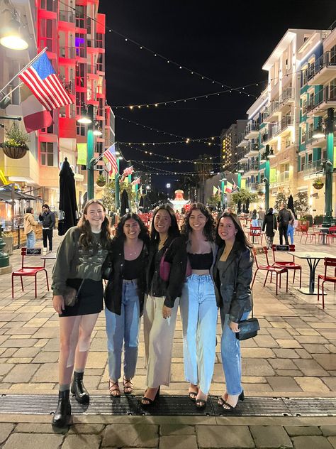 #friends #poses #photography #littleitaly #dinner #outfits Friends Dinner Outfit, Friends Poses Photography, Dinner With Friends Outfit, Poses Photography, Dinner With Friends, Little Italy, Dinner Outfits, Friend Outfits, Friends Poses