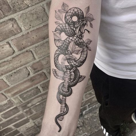 Kundalini Tattoo, Dragon Tattoo Arm, Ankh Tattoo, Army Tattoos, Tattoo Dragon, Chinese Dragon Tattoos, Japanese Dragon Tattoo, Awesome Tattoos, Aesthetic Tattoo