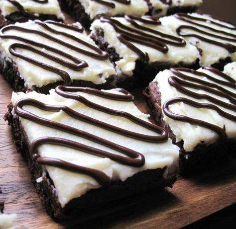 Best Brownies AKA Chocolate Chewy Wonders - Recipes, Dinner Ideas, Healthy Recipes & Food Guides Best Fudgy Brownie Recipe, Chocolate Ganache Topping, Food Recipes Dessert, Fudgy Brownie Recipe, Chocolate Ganache Frosting, Lime Cheesecake, Chewy Brownies, White Chocolate Ganache, Cheesecake Brownies