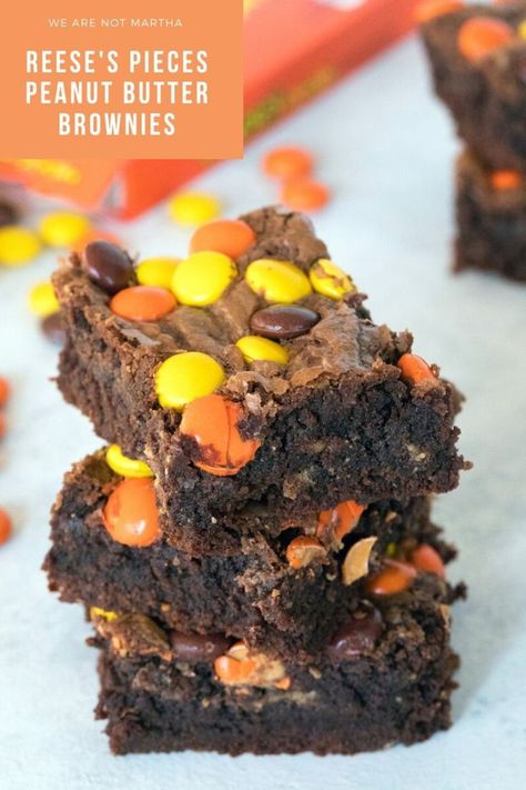 Reese's Pieces Peanut Butter Brownies -- These brownies are packed with peanut butter, chocolate, Reese's Peanut Butter Cups, and Reese's Pieces. Peanut butter lovers, rejoice! | wearenotmartha.com #brownies #peanutbutter #reeses #reesespieces Peanut Butter Brownies Recipe, Dessert Bar Recipes, Peanut Butter Squares, Reese's Pieces, Reese's Peanut Butter Cups, Brownie Cups, Butter Brownies, Dessert Bar Recipe, Peanut Butter Desserts