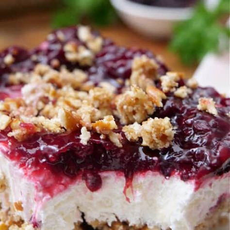 Blackberry Pretzel Dessert - Great Grub, Delicious Treats Fresh Berry Recipes, Blackberry Topping, Blackberry Recipe, Blackberry Dessert Recipes, Fresh Berries Recipes, Homemade Easy Recipes, Pretzel Salad Recipe, Pretzel Dessert, Blackberry Dessert