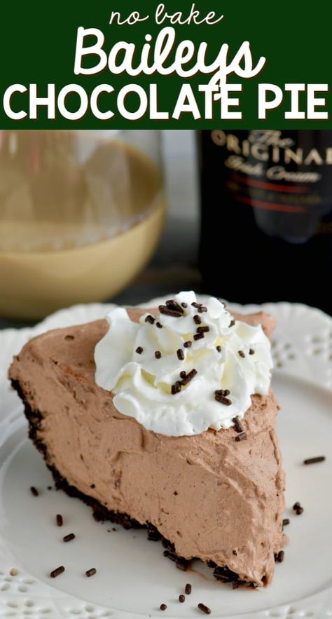 This No Bake Baileys Chocolate Pie is the perfect easy dessert . . . with booze! Baileys Chocolate Pie, Baileys Desserts, Baileys Dessert, Baileys Irish Cream Recipes, Irish Cream Recipe, Baileys Recipes, Chocolate Pie Recipes, Mudslide, Boozy Desserts