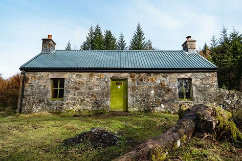 Gleann Dubh-Lighe Bothy in the morning sun Scottish Bothies, Scottish Croft, Stone Cottage Homes, Scottish Cottages, Natural Architecture, Irish Houses, Scottish Homes, Stone Cottages, Irish Cottage