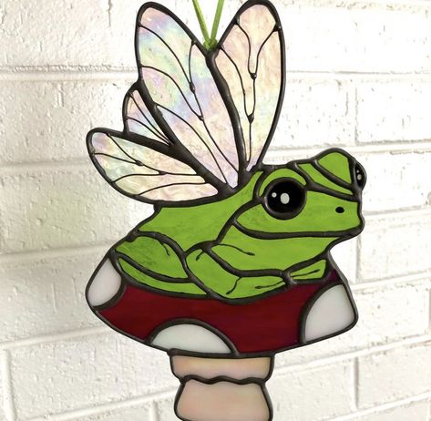 Frog Stained Glass Patterns, Whimsical Stained Glass Art, Stained Glass Snail, Spooky Stained Glass Patterns, Stained Glass Frog, Diy Stained Glass Window, Glass Things, Glass Frog, Stained Glass Butterfly