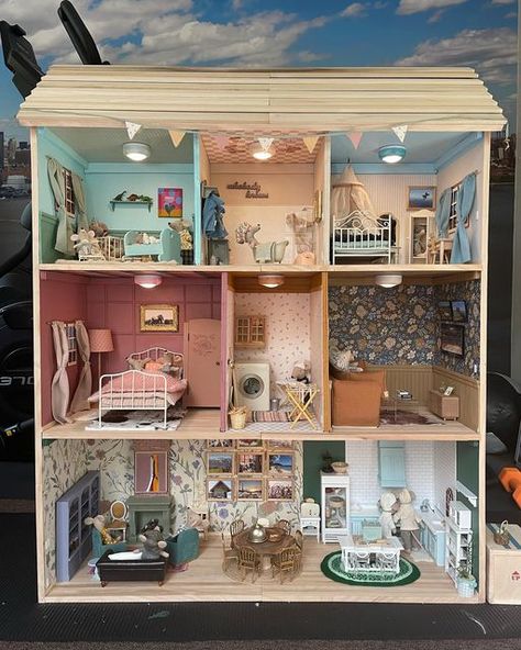 Maileg Dollhouse Wallpaper, Diy Barbie House Remodel, Doll House For Boys, Kids Doll House, Real Doll, Activities For Girls, Toy House, Doll House Plans, Doll House Crafts