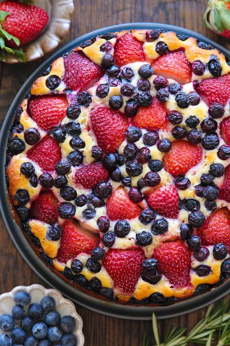 Strawberry Blueberry Cake. Blueberry Greek Yogurt Cake, Strawberry Blueberry Cake, Simple Weeknight Meals, Blueberry Cake Recipe, Blueberry Yogurt Cake, Greek Yogurt Cake, Meals To Make, Blueberry Desserts, Yogurt Cake